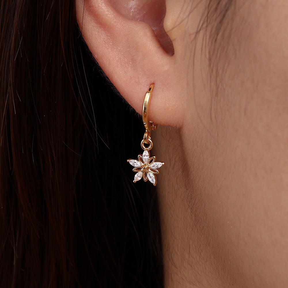 Gold-plated Diamond And Hollow Flower earrings