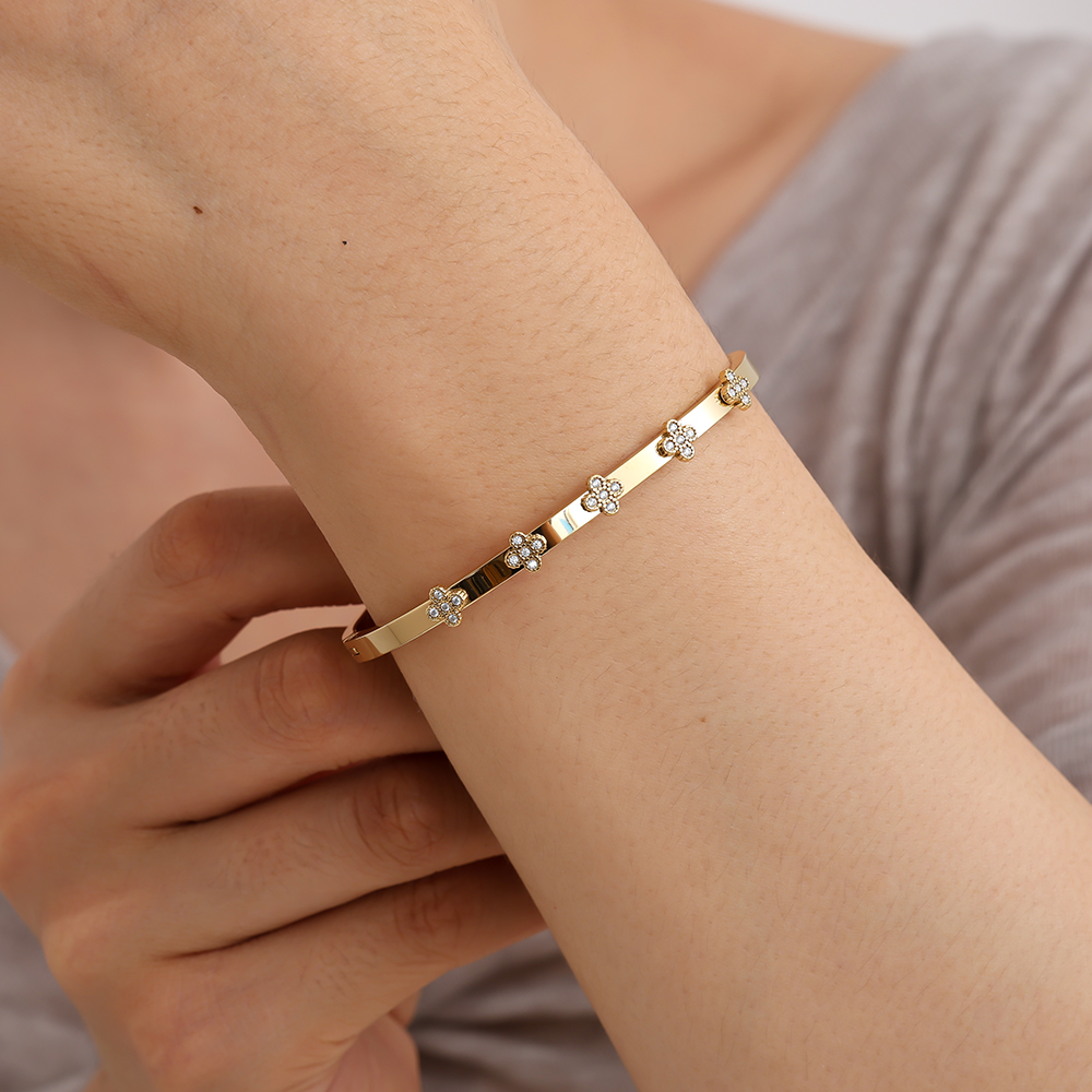 6.5cm Diameter Diamond Lucky Flower Stainless Steel Bangle  