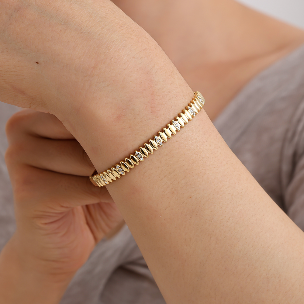 6.5cm Diameter Nice Diamonds stainless steel bangle      