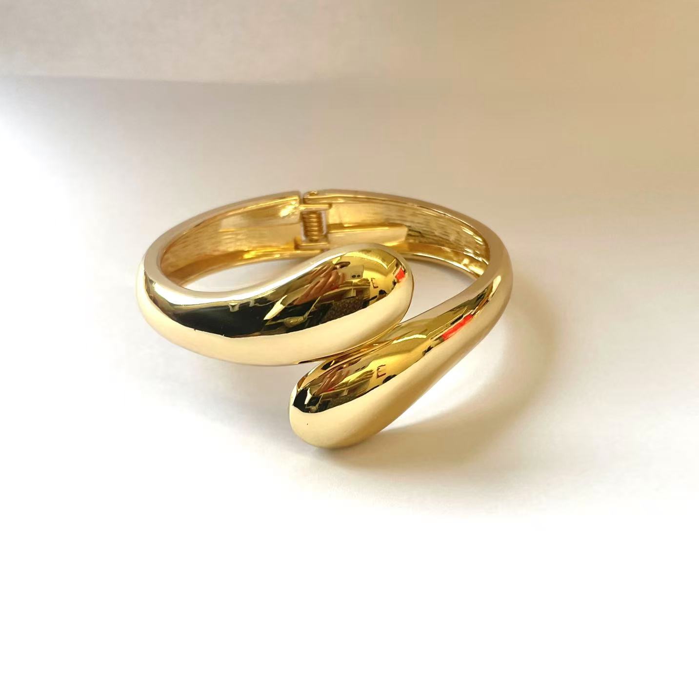 6.5cm simple Hug brass bangle      