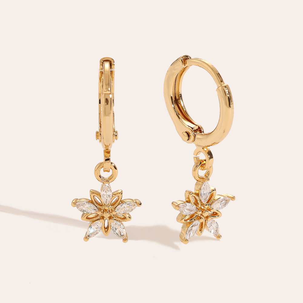 Gold-plated Diamond And Hollow Flower earrings