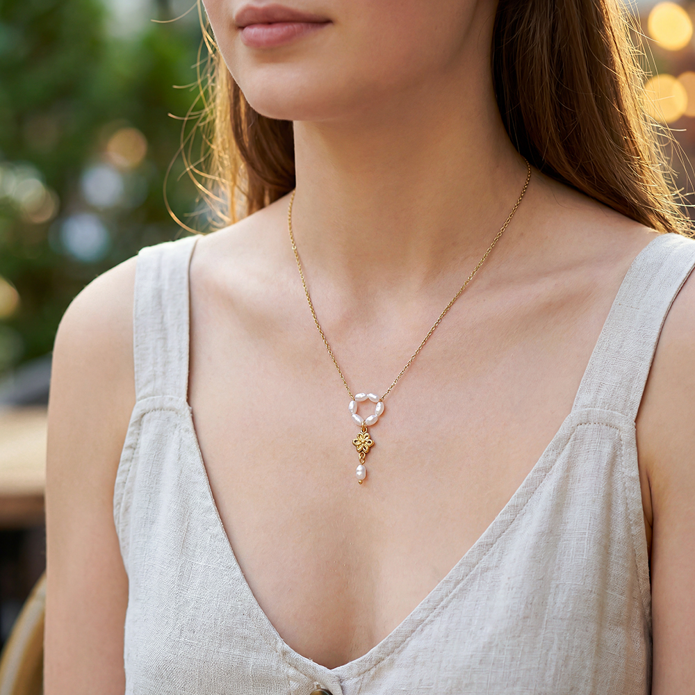 Stainless steel necklace, 42cm, with a beaded ring and a gold flower
