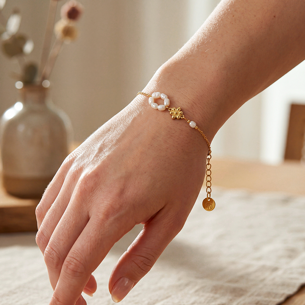 Stainless steel bracelet, 17cm, with a beaded ring and a golden flower