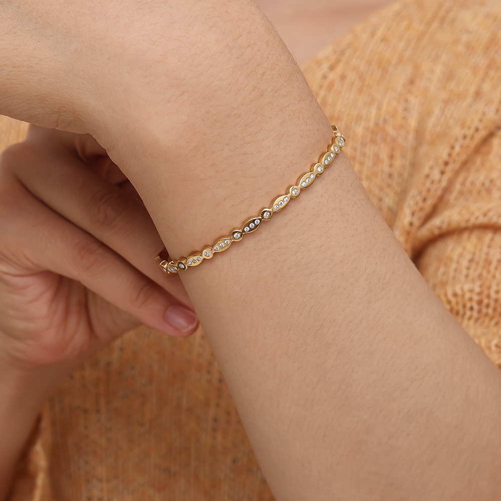 6.35cm Diameter Mini Diamond Dots Stainless Steel Bangle     