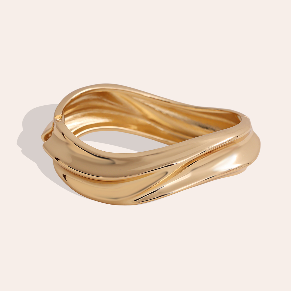 6.5cm diameter soft curvature brass bangle    